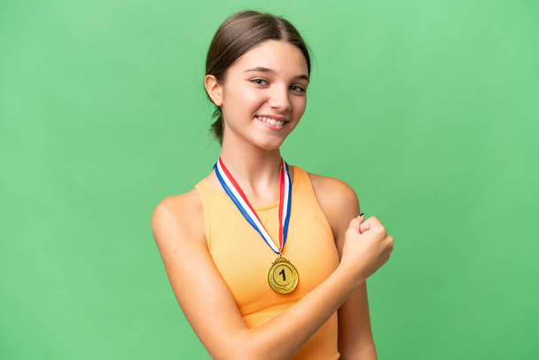 Підліток біла дівчина з медалями над ізольованим тлом, що святкує перемогу
 - Фото, зображення