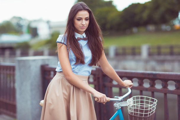 νεαρή γυναίκα όμορφη, κομψά ντυμένος με ποδήλατο - Φωτογραφία, εικόνα