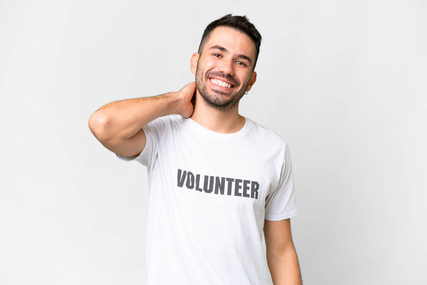Молодой кавказский волонтер на изолированном белом фоне смеется - Фото, изображение