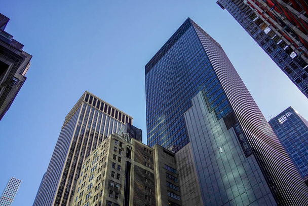 New York ville gratte-ciel en rotin de manhattan vue de la rue au sommet du bâtiment par temps clair ensoleillé - Photo, image