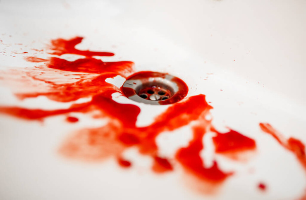 Muchas manchas de sangre en el fregadero. - Foto, Imagen