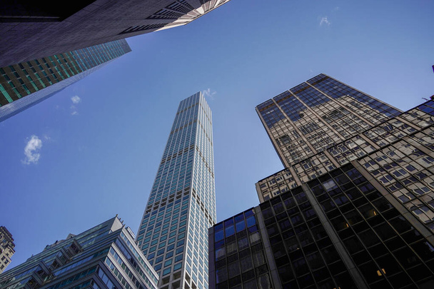 ニューヨーク市マンハッタンの高層ビル街から晴れた日にビルの最上階までの眺め - 写真・画像