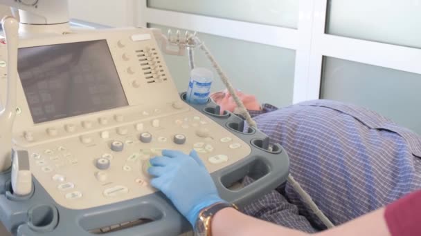 医者は診療所で高齢者の足関節の超音波検査を行う。高品質4kビデオ - 映像、動画