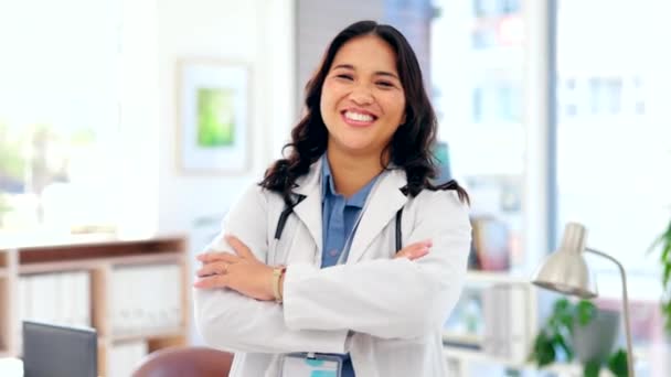 Boldog ázsiai nő, orvos és önbizalom karokkal keresztbe tett egészségbiztosításért a kórházban. A klinikán egészségügyi tanácsokban álló és mosolygó, magabiztos női orvosi szakember arcképe. - Felvétel, videó