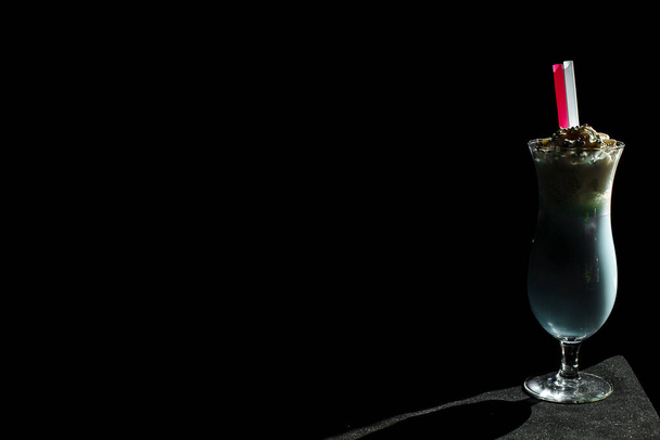 Schokococktailgetränk mit Sahne. Köstlicher Schokoladencocktail, Milchshake oder Smoothie. Schwarzer Hintergrund. - Foto, Bild