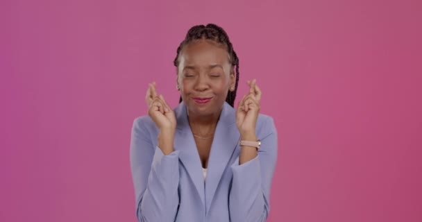 Zakelijke zwarte vrouw, vingers gekruist en studio met glimlach, hoop en geluk voor succes in carrière. Gelukkige Afrikaanse zakenvrouw, handen en emoji teken voor fortuin, wens en veel geluk in portret. - Video