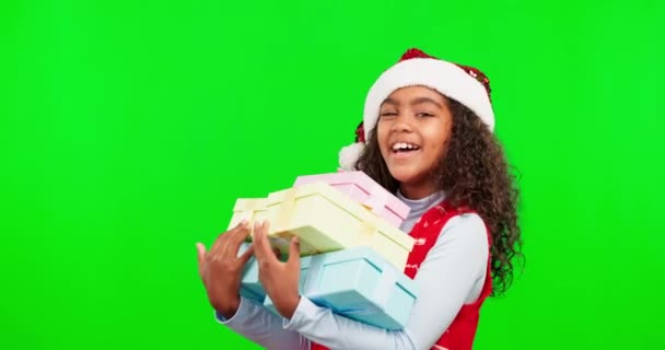 Kerstmis, groen scherm en gezicht met meisje, cadeautjes en geluk tegen een studio achtergrond. Portret, jong persoon en vrouwelijk kind met pakketten, Kerstmis en pakketten met vreugde, vrolijke en geschenken. - Video