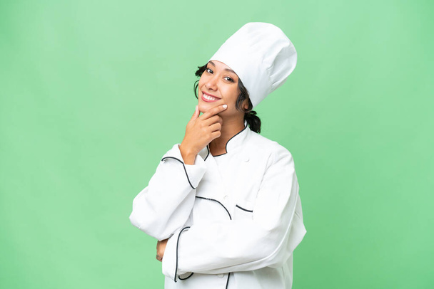 Fiatal szakács argentin nő elszigetelt háttér mosolygós - Fotó, kép