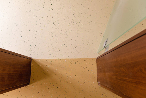 Dvoubarevné epoxidové podlahy hladce přecházejí mezi místnostmi. Kontrastní barvy vytvářejí vizuálně ohromující vchod, ideální pro moderní prostory. - Fotografie, Obrázek