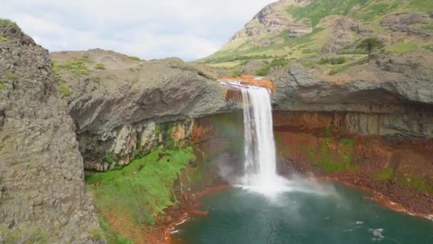 Waterval van Agrio rivier, Patagonië, Neuquen in het provinciaal park van Copahue met rotsen die rood door corrasie als gevolg van vulkanische activiteiten. - Video