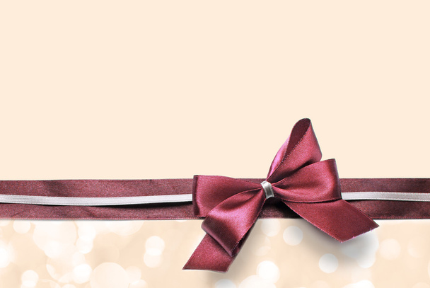 Satin ribbon bow on color background - Foto, imagen