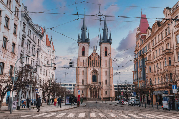 Przejście dla pieszych naprzeciwko kościoła św. Antoniego z Padwy w Holesovicach zbudowany w 1911 roku w dniu 15 maja 2014 roku w Republice Czeskiej. Praga przyjmuje ponad 4,4 mln odwiedzających rocznie - Zdjęcie, obraz