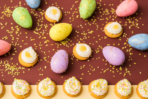 Pasen koekjes op kleurrijke achtergrond - Foto, afbeelding