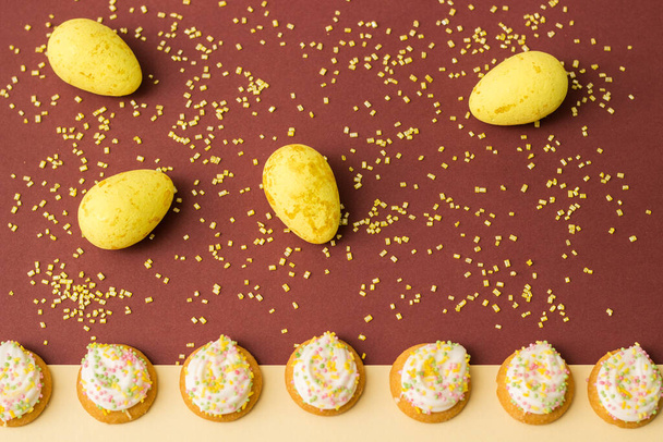 Velikonoční cookies na barevném pozadí - Fotografie, Obrázek