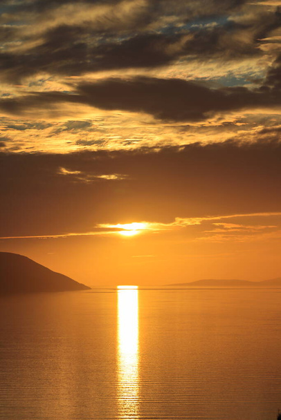 Прекрасний захід сонця над морем
 - Фото, зображення