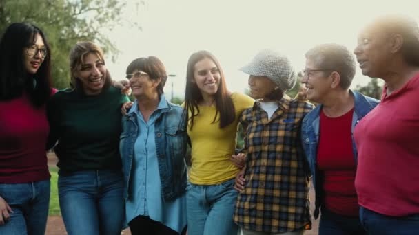 Felice gruppo multigenerazionale di donne con etnie diverse divertirsi in un parco pubblico - Concetto di emancipazione femminile - Filmati, video