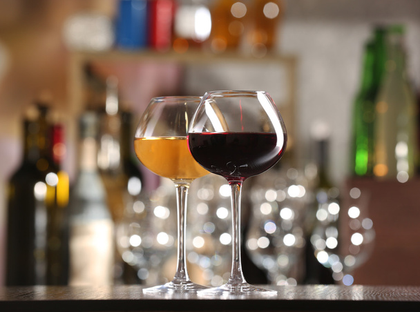 Deux verres de vin avec bar sur fond
 - Photo, image