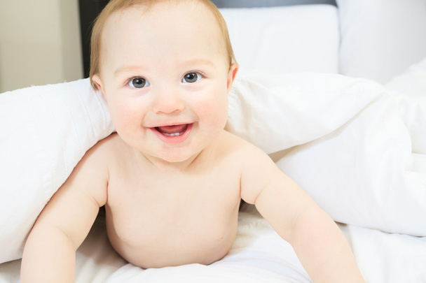 A Baby boy playing on the parent bed - Foto, imagen