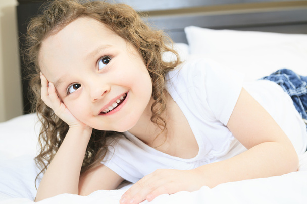 A portrait of a little girl on bed - Fotoğraf, Görsel