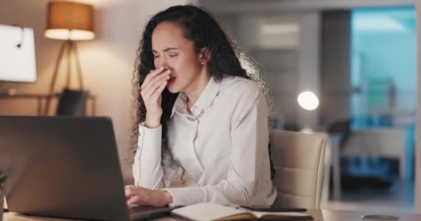 Yawn, mulher de negócios e noite trabalhando em um escritório sentindo-se cansado do prazo de trabalho. Fadiga, escrita de laptop e burnout de uma jovem funcionária fazendo trabalho no escuro para o projeto web tarde. - Filmagem, Vídeo