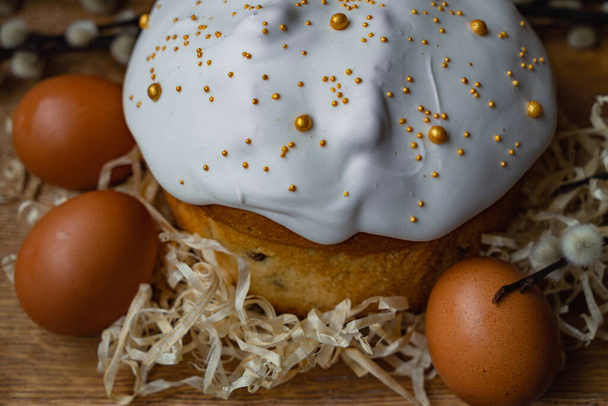 Pastel de Pascua y huevos sobre un fondo de madera. Feliz Pascua. - Foto, Imagen