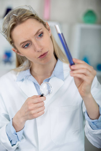 asian female scientist looking at test tube - Φωτογραφία, εικόνα