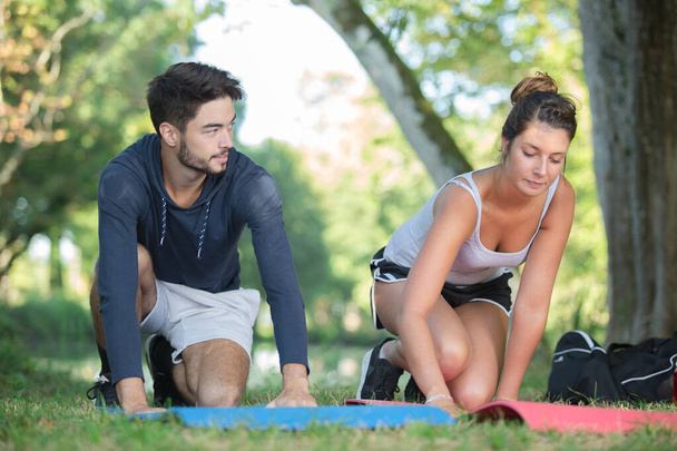 beautiful young couple doing sport in the park - Foto, Bild