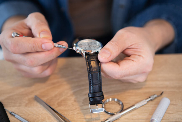 expirienced clockmaster is fixing old watch - Фото, изображение