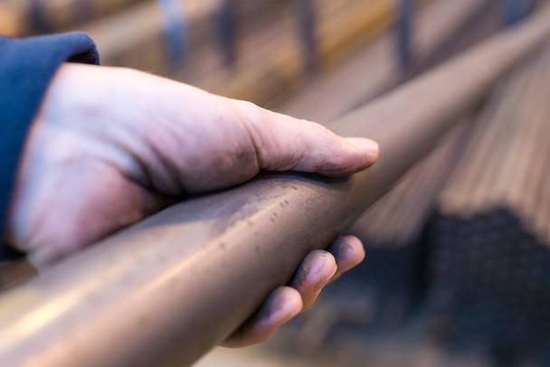hand holding metal pipe - Zdjęcie, obraz