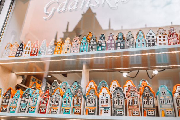 Χρώμα κεραμικά σπίτια, Διάσημο μινιατούρα σουβενίρ σε μια βιτρίνα από το Γκντανσκ, Πολωνία οθόνη στην αγορά, Vintage φόντο στέγασης. Υψηλής ποιότητας φωτογραφία - Φωτογραφία, εικόνα