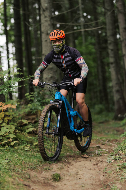 Ποδηλάτης βουνού ιππασία με ποδήλατο το φθινόπωρο εμπνέει πανό τοπίο βουνά. Άνθρωπος ποδηλασία MTB σε διαδρομή enduro. Κίνητρο και έμπνευση αθλητικής ικανότητας - Φωτογραφία, εικόνα