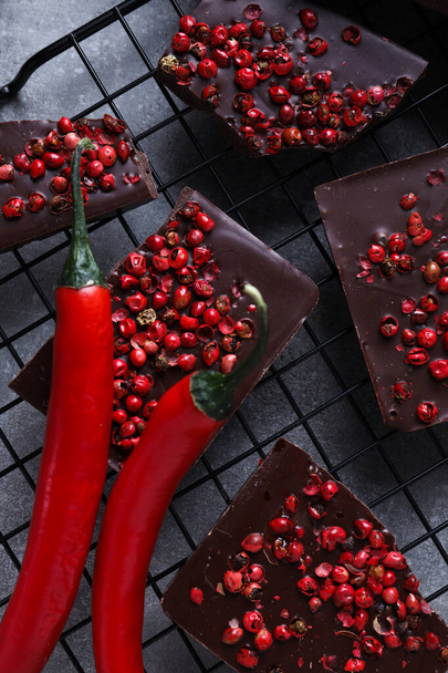 Deliciosa comida gourmet - sabroso chocolate con pimienta - Foto, Imagen