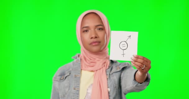 アイコンを持つスタジオの背景には、緑の画面、男女同権のサイン、紙、シンボルが隔離されています。深刻,イスラム教徒と自由またはエンパワメントのためのシンボルを示す女性の肖像画. - 映像、動画