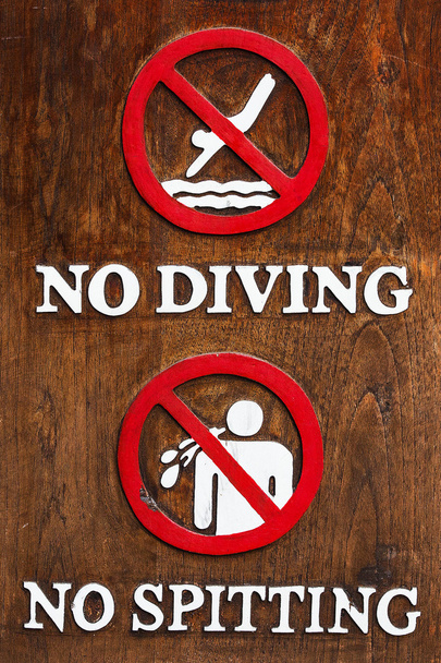 Не стрибайте у воду і плюнь слину в басейн
. - Фото, зображення