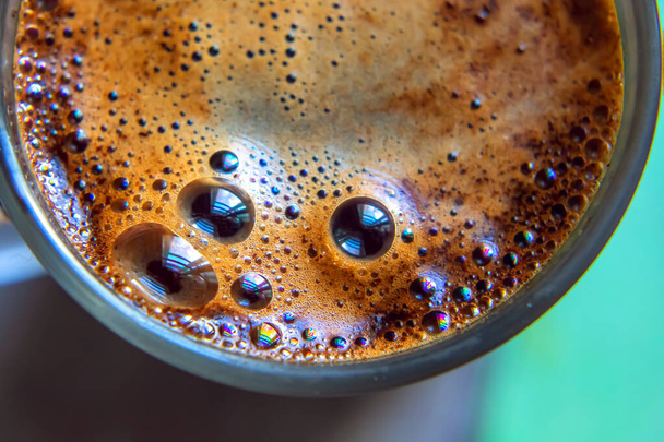 café fraîchement infusé dans une tasse close-up - Photo, image