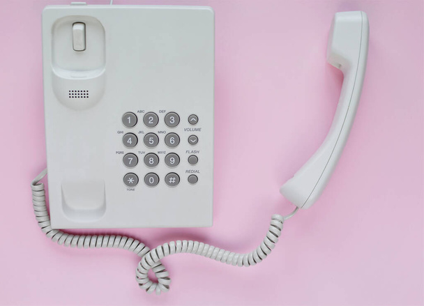 Teléfono retro blanco sobre fondo rosa - Foto, imagen