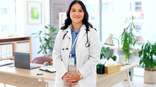 Boldog ázsiai nő, orvos és önbizalom karokkal keresztbe tett egészségügyi ellátásért a kórházban. Magabiztos női egészségügyi szakember portréja és mosolygós egészségügyi tanácsadás a klinikán. - Felvétel, videó