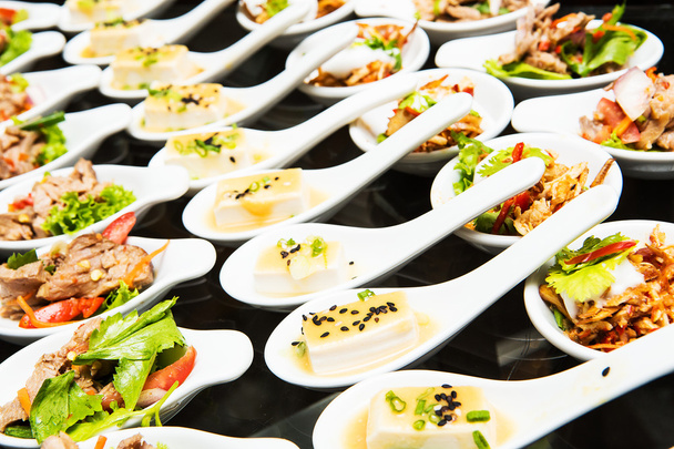 Роскошная еда и напитки на свадебном столе - Фото, изображение