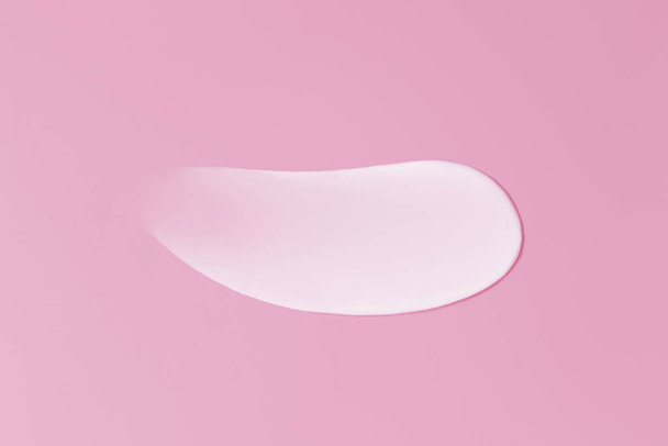 Gros plan frottis de texture crème sur fond rose - Photo, image