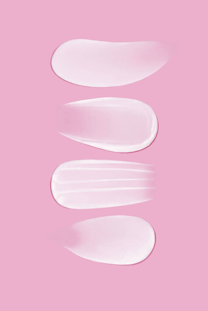 Ensemble de frottis texture crème sur fond rose - Photo, image
