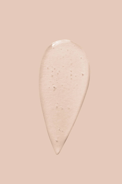 texture d'un grand frottis de gel transparent sur fond beige - Photo, image