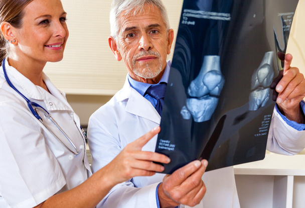 Médecin expert analysant la radiographie
 - Photo, image