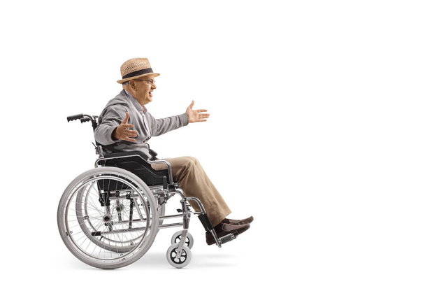 Anciano en silla de ruedas sonriendo y extendiendo brazos aislados sobre fondo blanco - Foto, imagen