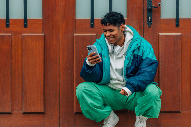 urbano jovem latino homem com telefone celular na rua - Foto, Imagem