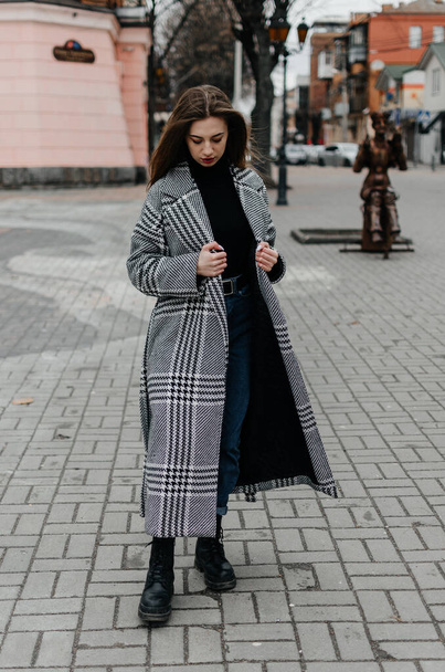 dziewczyna w płaszczu spaceruje po mieście - Zdjęcie, obraz