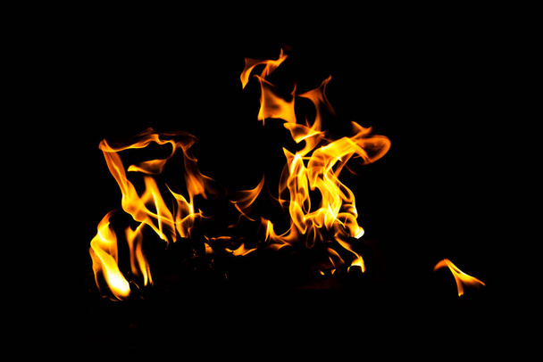 Ohnivá textura plamene. Hořící materiál na pozadí. Vzorek efektu spálení. Požár a zapálení tapety. Teplo a opar na pozadí. Exploison a horké pozadí. - Fotografie, Obrázek