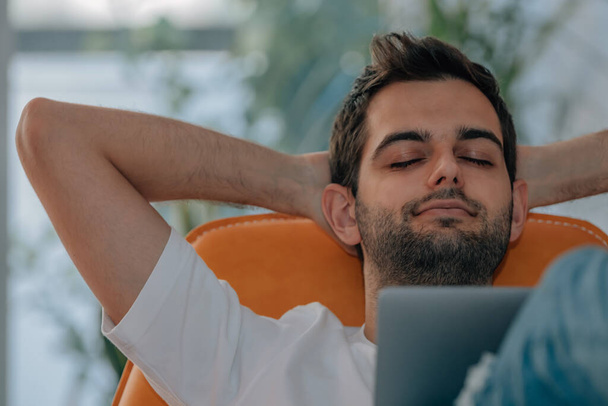 mladý muž doma spí uvolněný s počítačem - Fotografie, Obrázek