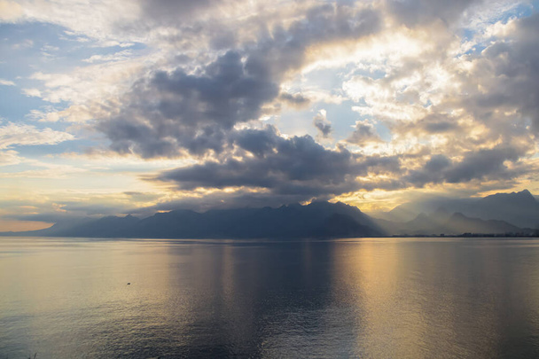 夕日の間の距離で山と地中海の風景,アンタルヤ,トルコ - 写真・画像