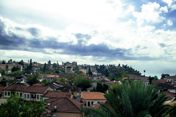 Kaupunkikuva Antalyan rannikolla talot pilvet taivaalla - Valokuva, kuva