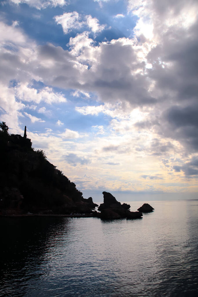 Háttérvilágítású sziklák és sziklák egy napsütéses napon Antalya, Törökország - Fotó, kép
